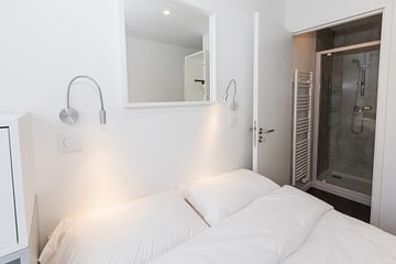 Camping des Gayeulles, Citylodge Odorico, chambre et salle de bain ©Simon Bourcier