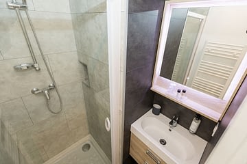Camping des Gayeulles, Citylodge Sainte Anne salle de bain ©Simon Bourcier