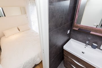 Camping des Gayeulles, Citylodge Thabor, salle de bain ©Simon Bourcier