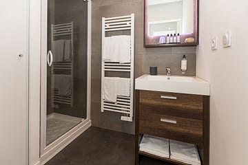 Camping des Gayeulles, Citylodge Odorico, salle de bain ©Simon Bourcier