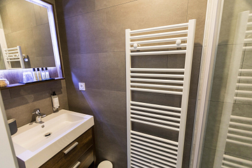 Camping des Gayeulles, Citylodge Oberthur, salle de bain ©Simon Bourcier