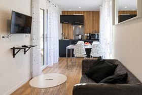 Camping des Gayeulles, Citylodge Saint Pierre, salon ©Simon Bourcier