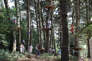 El parque con circuito de aventura en los árboles Forêt Adrénaline ©D. Gouray