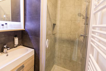 Camping des Gayeulles, Citylodge Gabriel, salle de bain ©Simon Bourcier