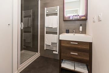 Camping des Gayeulles, Citylodge Odorico, salle de bain ©Simon Bourcier