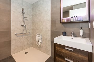 Camping des Gayeulles, Citylodge Saint Pierre, salle de bain ©Simon Bourcier