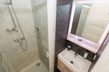 Camping des Gayeulles, Citylodge Sainte Anne salle de bain ©Simon Bourcier