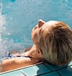 Les Mouettes campsite - Wellness - Woman relaxing in the Jacuzzis in the balneotherapy area