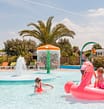 Camping Les Mouettes - Het waterpark - Twee spelende kinderen in het peuterbad van de Aqua garden