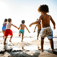 Camping Le Brasilia, enfants qui courent sur la plage