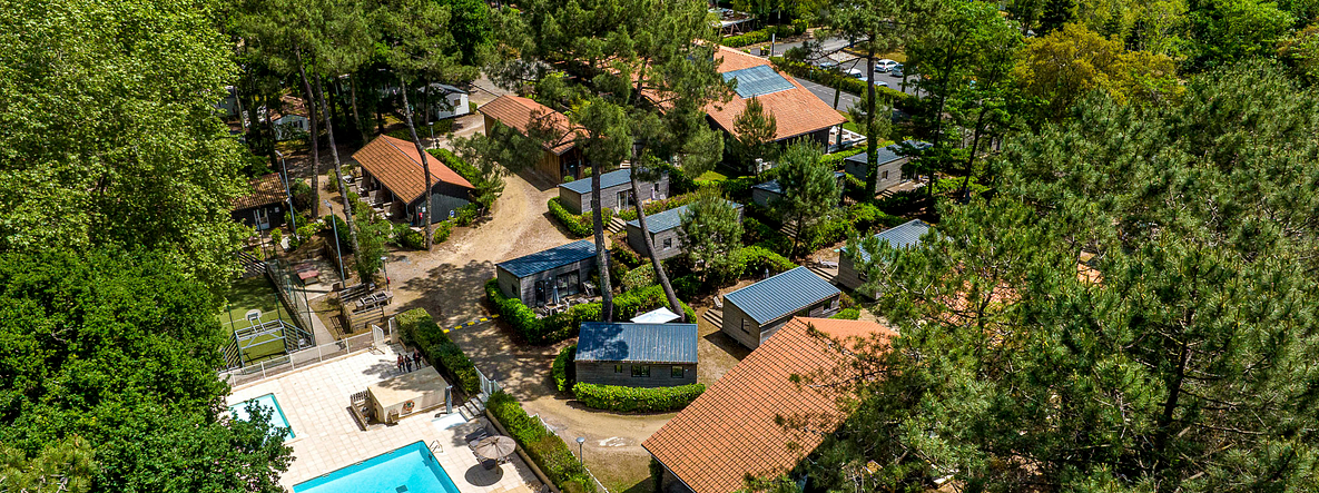 Campsite Les 2 Etangs - Swimming pool - Aerial view of the pool and campsite facilities