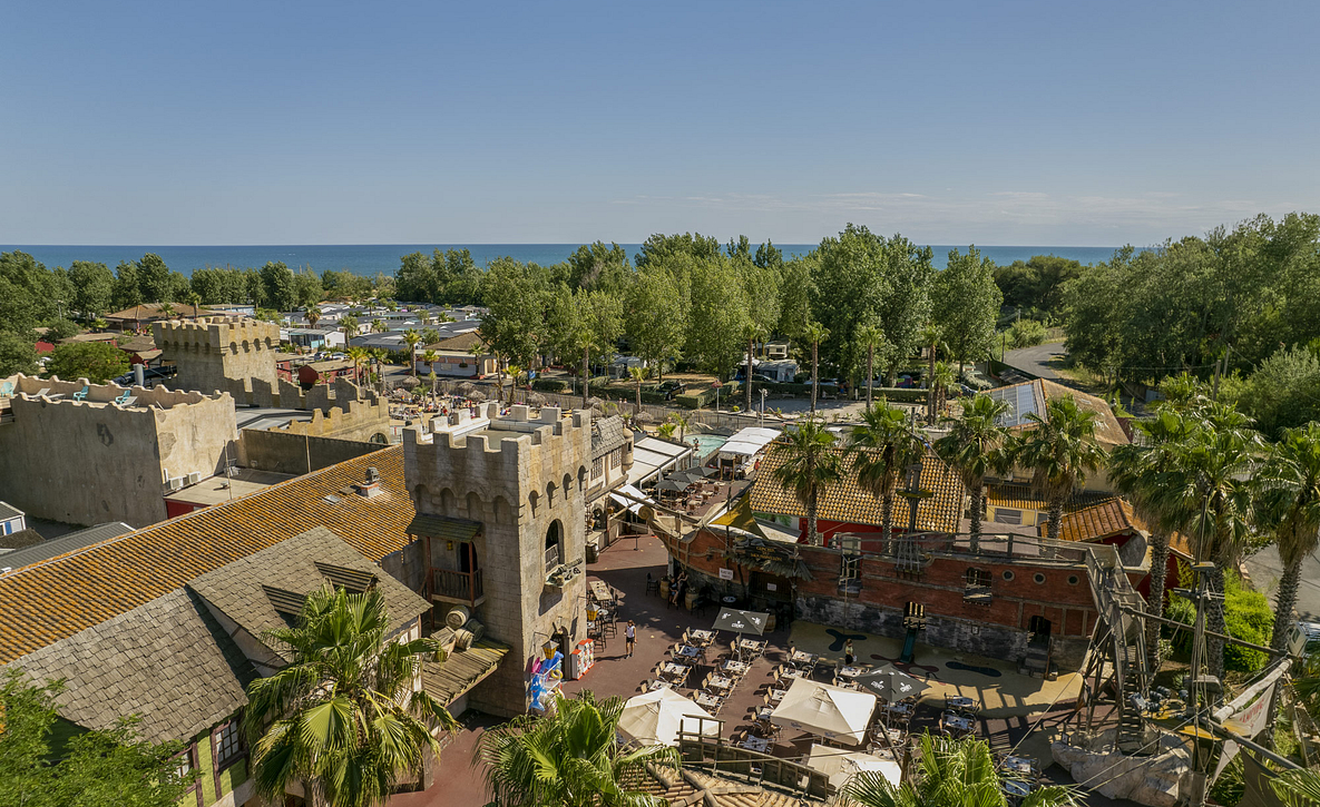 Camping Californie Plage - The campsite area - Aerial view of the campsite main square with shops and restaurant
