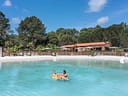 Camping Les Couleurs de la Coubre - Swimming - Couple swimming in the lagoon