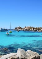 Destination Corse - Bateau et plage de l\'ile de lavezzi