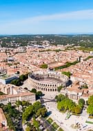 Reiseziel Languedoc Roussillon - Luftaufnahme von Nîmes von seinen antiken Ruinen