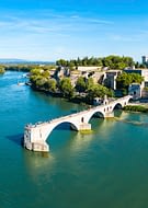 Reiseziel Vaucluse - Luftaufnahme über die Brücke und den Papstpalast in Avignon