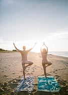 F4N - Goede reden om je zwemkleding uit te trekken - Yogasessie op het strand