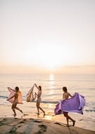 F4N - Goede reden om je zwemkleding uit te trekken - Wandeling met vrienden op het strand