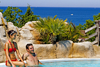 Campingplatz Le Bois de Valmarie - Aquapark - Paar beim Entspannen im Pool mit dem Mittelmeer am Horizont