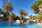 Campingplatz L‘Hippocampe - Familie mit Kind im Aquapark