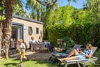 Campingplatz La Sirène - Familie auf der Terrasse ihres Mobilheims