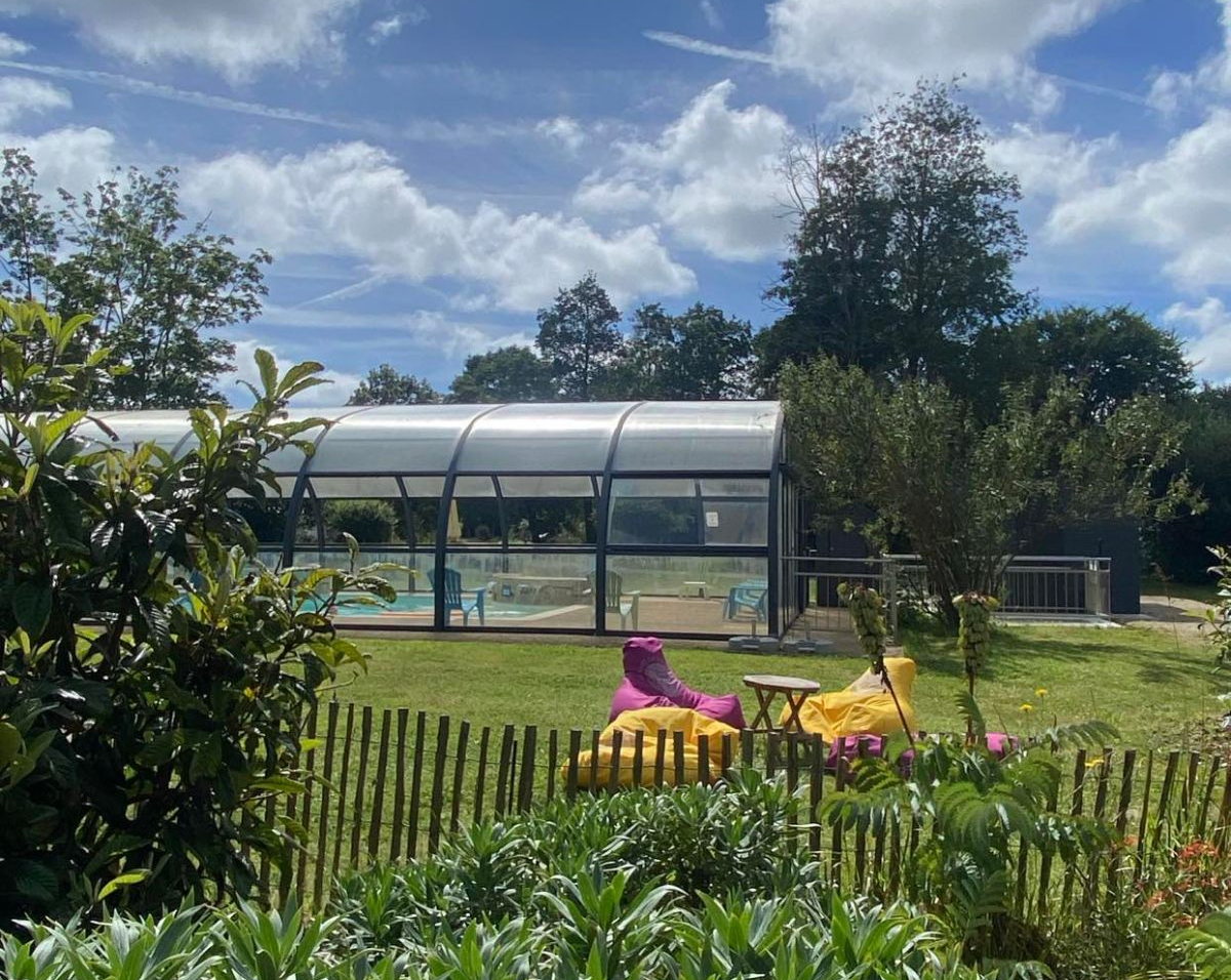 Piscine couverte et chauf&eacute;e Domaine de Mesqueau camping 4 &eacute;toiles en Bretagne