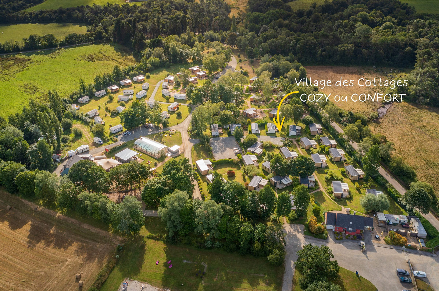 Vue aérienne du village de cottages CONFORT et COZY, hébergements pour 4 à 6 personnes, emplacements calmes dans la nature, parc arboré en Bretagne
