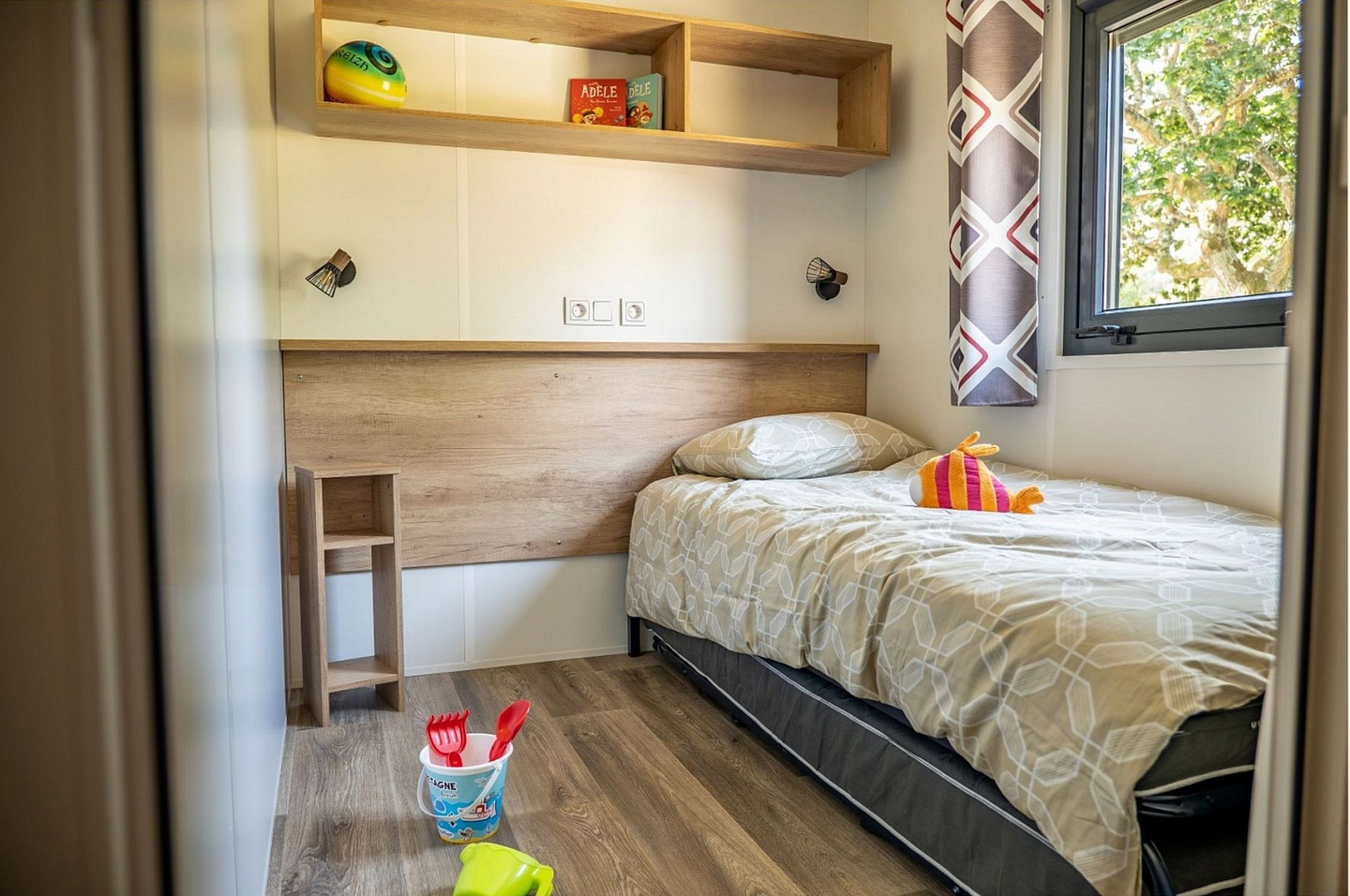 \"Chambre avec lit gigogne et espace dégagé pour un lit bébé dans un cottage Confort Premium au camping Domaine de Mesqueau.