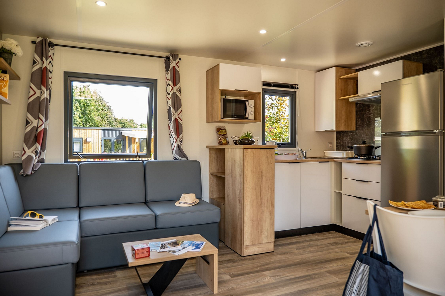 Cuisine moderne et salon confortable des cottages Premium au camping Domaine de Mesqueau en Bretagne.