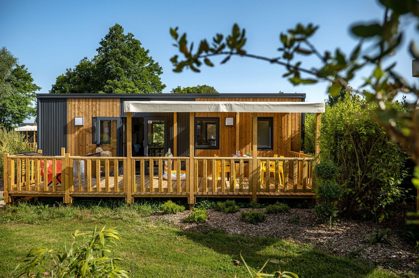 Cottage Premium 2 chambres avec terrasse privative au Domaine de Mesqueau, camping 4 &eacute;toiles en Bretagne