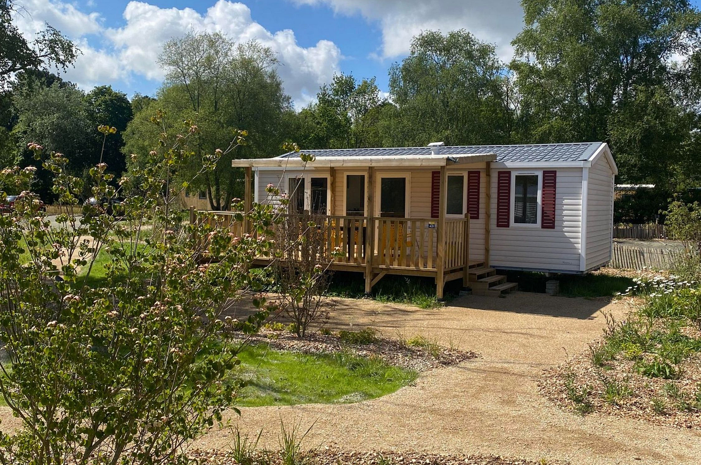 Mobil-home Riviera 3 chambres avec terrasse en bois au Domaine de Mesqueau, camping en Bretagne.