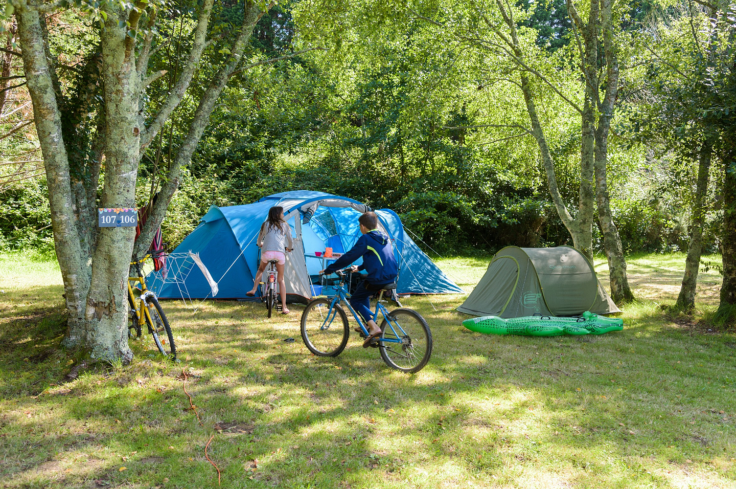Camping familial et balade à vélo au Domaine de Mesqueau ©Yann Richard