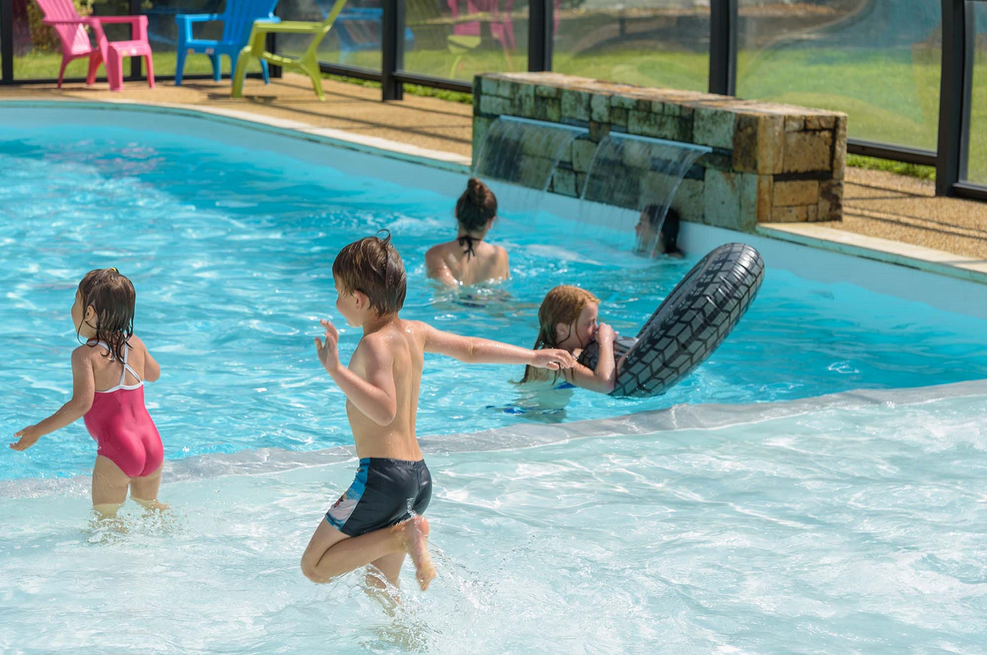 Swimming pool on the Domaine de Mesqueau campsite © Yann Richard