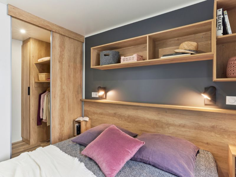 chambre avec lit double et dressing ou espace b&eacute;b&eacute; des cottages 2 chambres au Domaine de Mesqueau votre camping en Bretagne