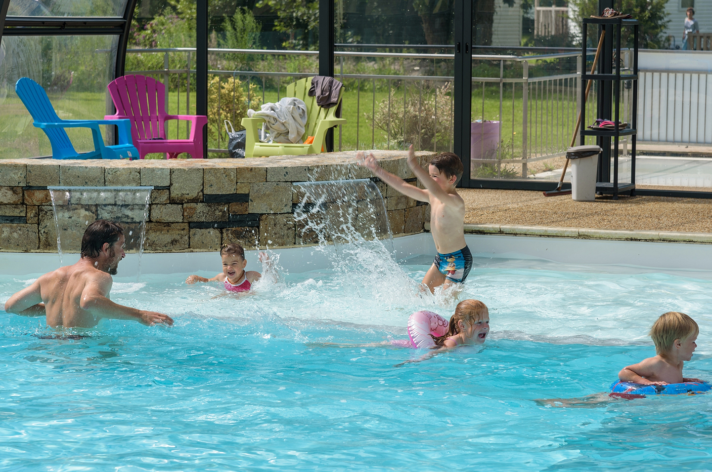 Domaine de Mesqueau, piscine couverte avec des enfants qui jouent