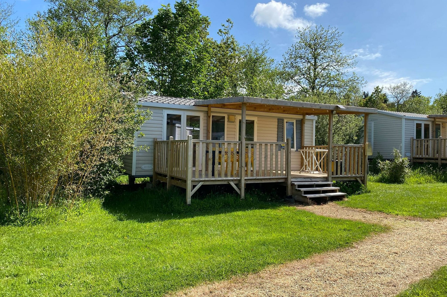 Mobil-home Riviera 2 chambres pour 4 personnes au camping Domaine de Mesqueau, id&eacute;alement situ&eacute; en pleine nature &agrave; Plougasnou.