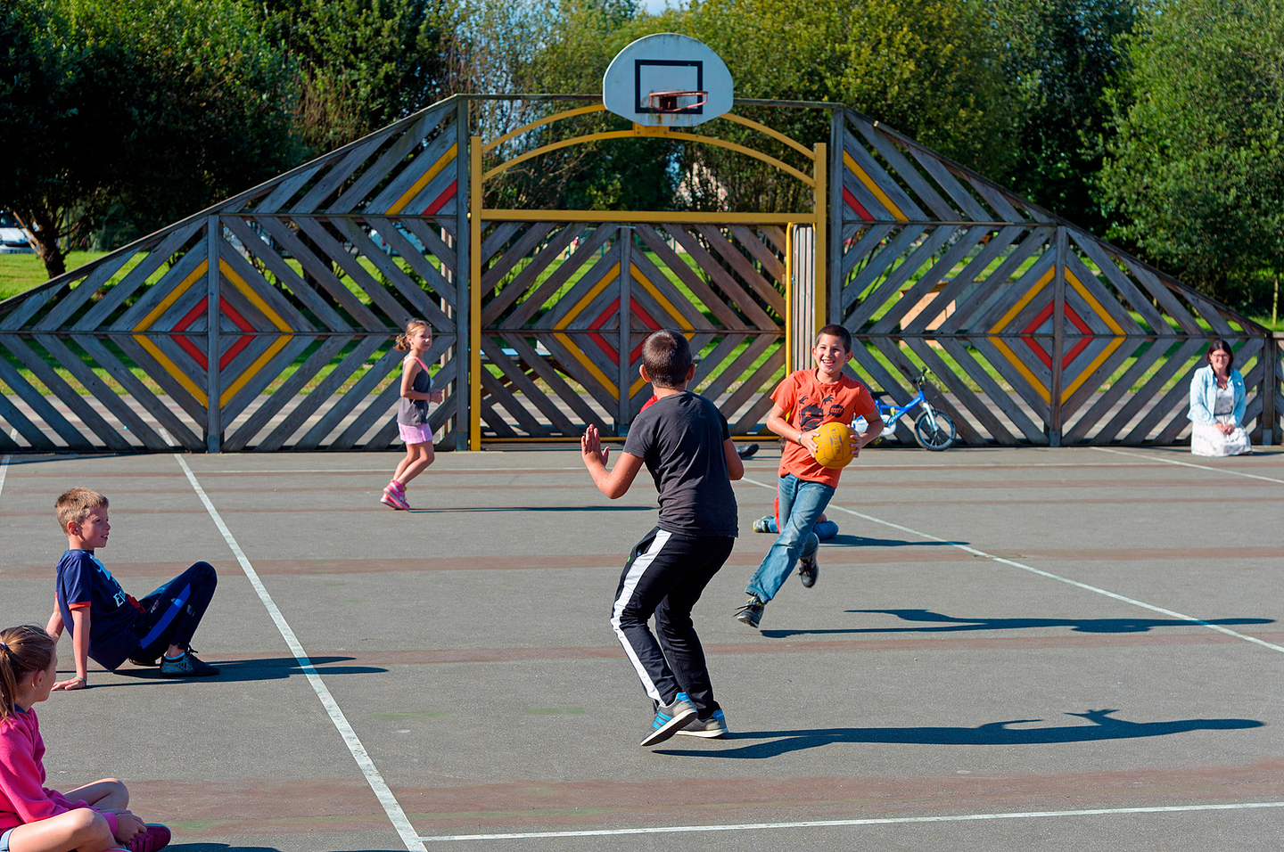 Domaine de Mesqueau, des enfants jouent sur le terrain de sport
