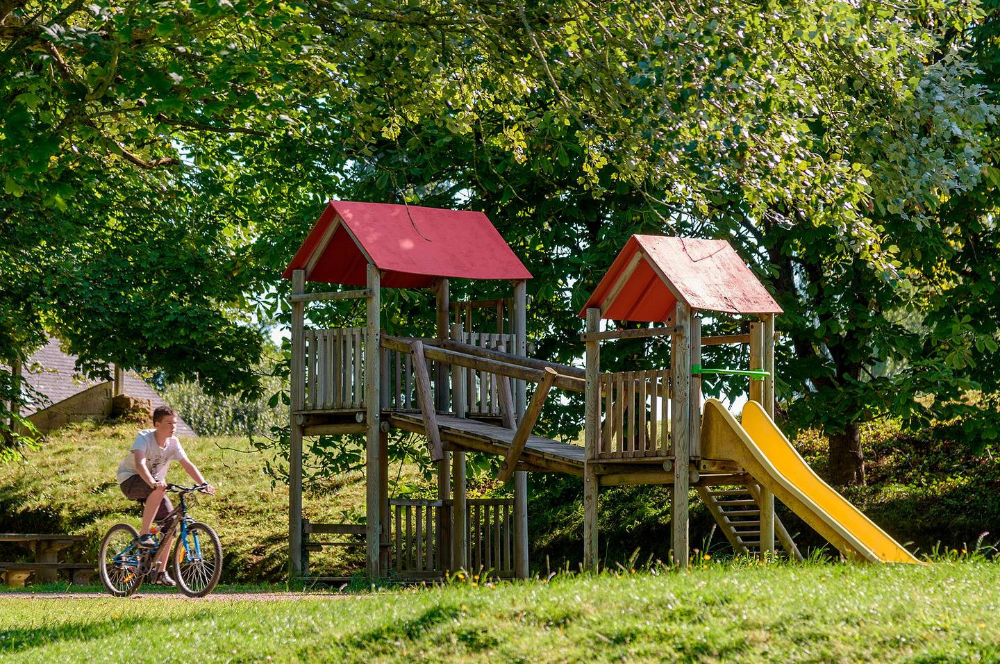 Domaine de Mesqueau, aire de jeux et véo