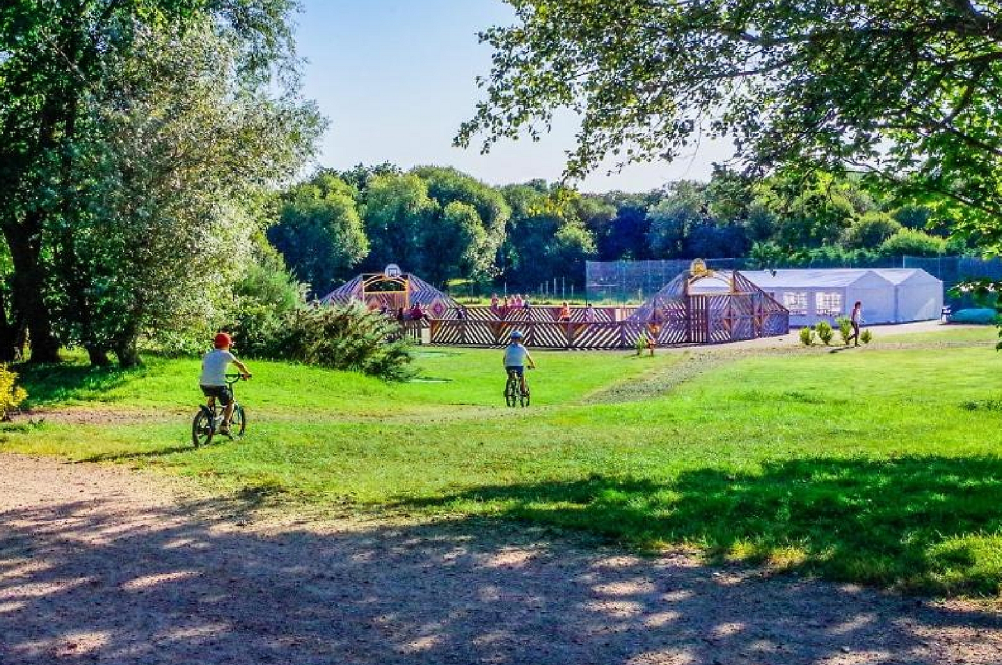 des enfants à vélo dans le Domaine de Mesqueau