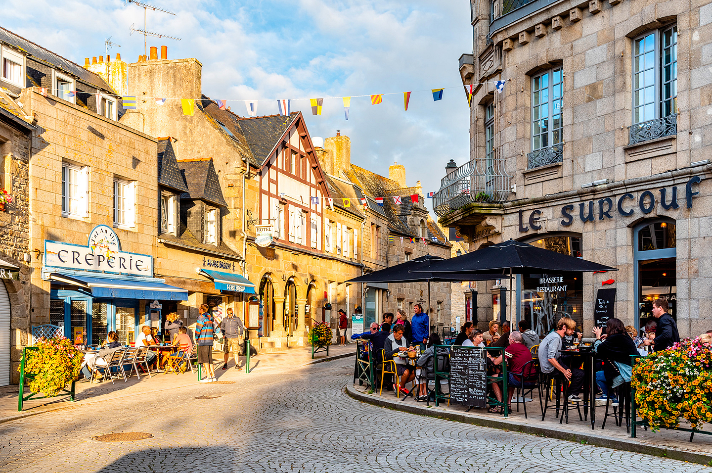 Roscoff town centre and restaurants