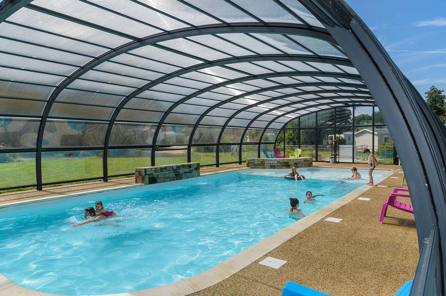 Piscine couverte au Domaine de Mesqueau