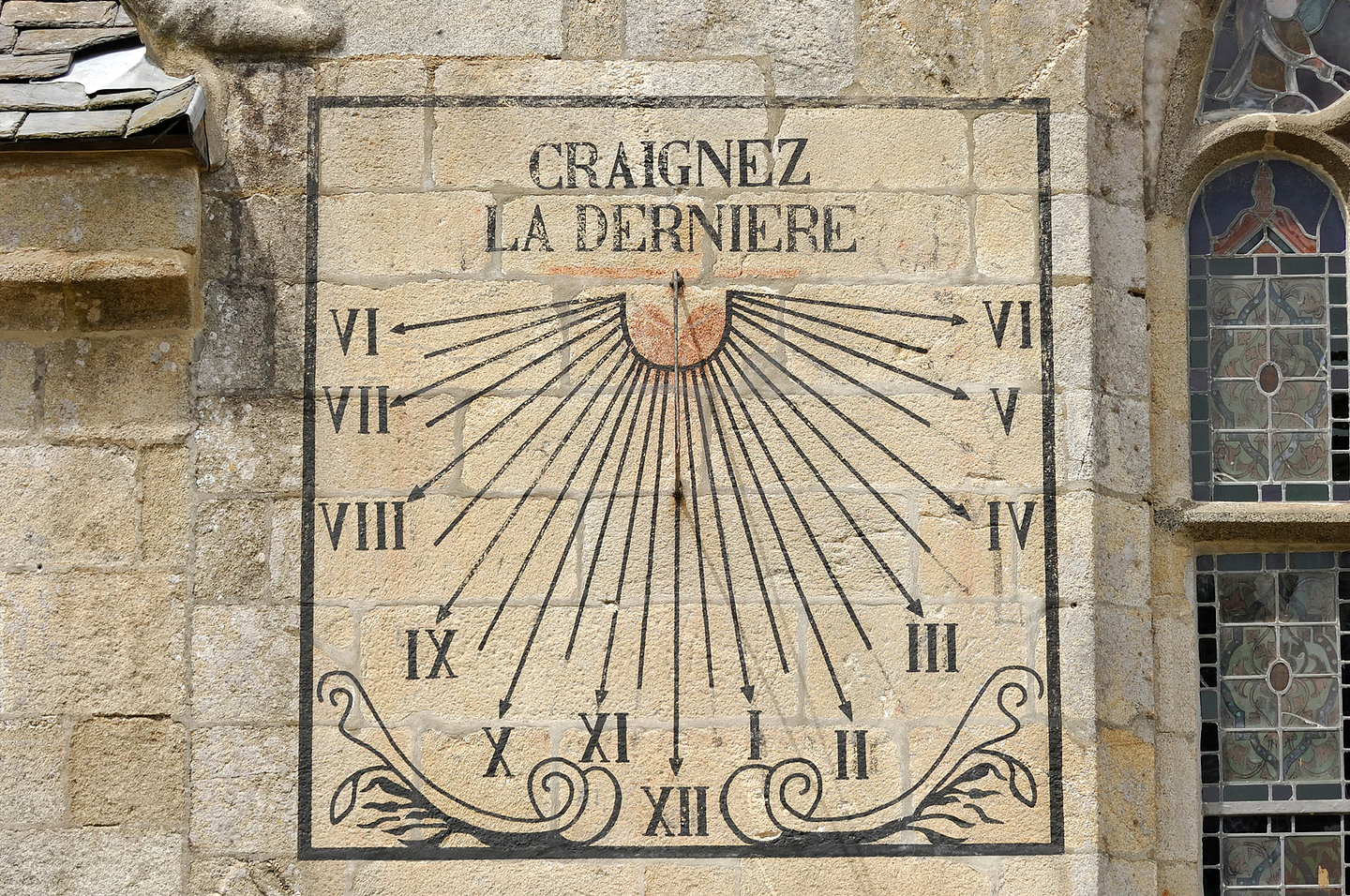 Horloge solaire sur une église à Roscoff ©LE GAL Yannick