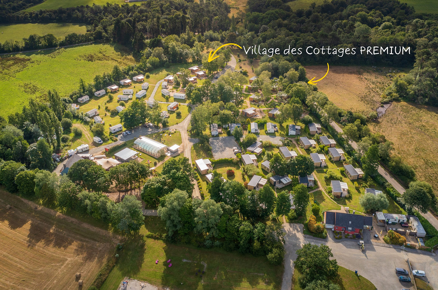 Vue a&eacute;rienne du village pi&eacute;ton de cottages PREMIUM avec dressing et espace b&eacute;b&eacute;, h&eacute;bergements pour 4 personnes, emplacements calmes dans la nature en Bretagne