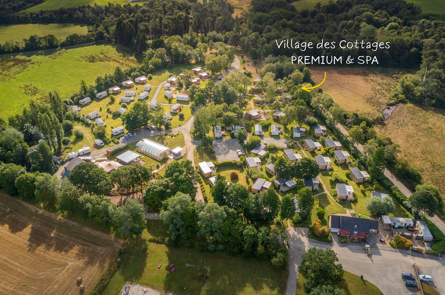 Vue aérienne du village de cottages PREMIUM avec SPA au Domaine de Mesqueau à Plougasnou, hébergements haut de gamme en emplacement calme dans la nature, parc arboré en Bretagne