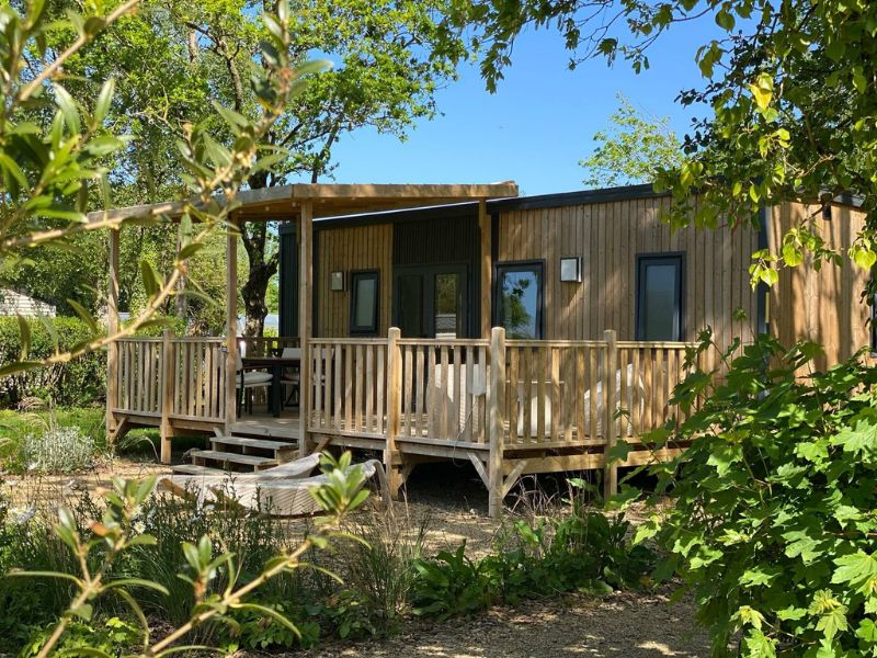 Cottage Premium en bois avec terrasse et transats dans un parc arbor&eacute; au Domaine de Mesqueau en Bretagne
