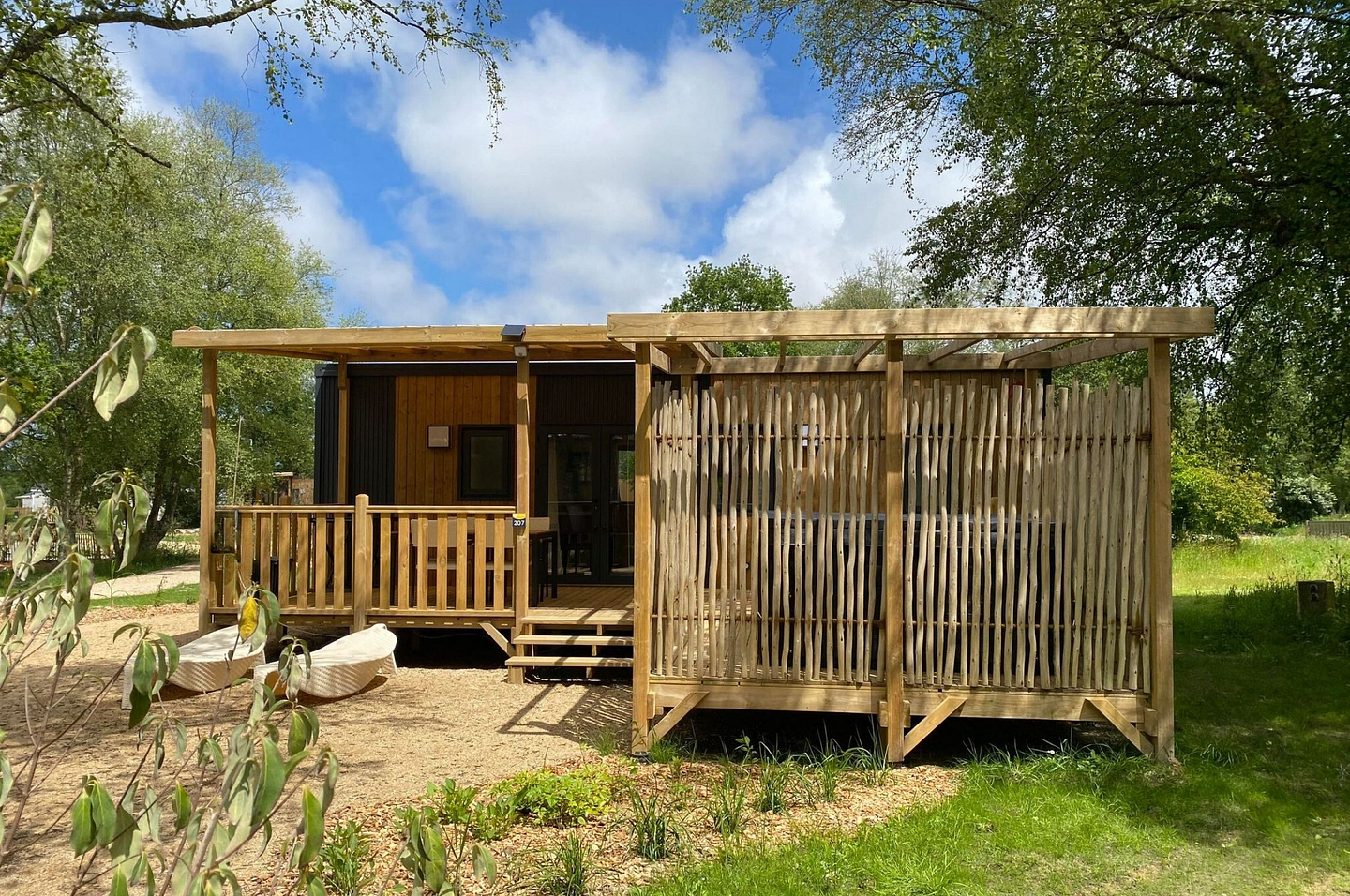 Lodge Serenity Premium avec spa privatif et terrasse ombrag&eacute;e au Domaine de Mesqueau, dans un environnement naturel &agrave; Plougasnou.