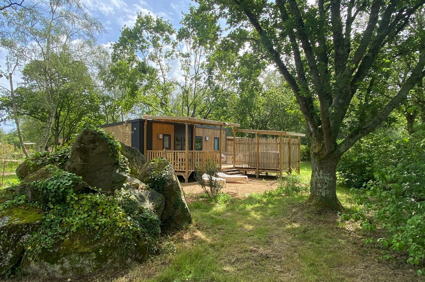 Lodge Serenity Premium avec SPA privatif sous les arbres au Domaine de Mesqueau en Baie de Morlaix