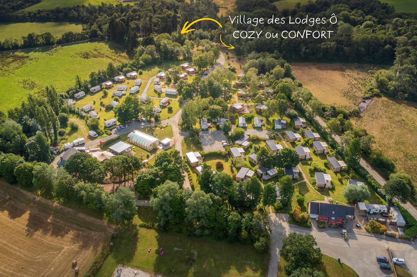 Village des Lodges &Ocirc; CONFORT et COZY au Domaine de Mesqueau, h&eacute;bergements en bardage bois pr&egrave;s de la rivi&egrave;re, emplacement calme dans la nature en Bretagne
