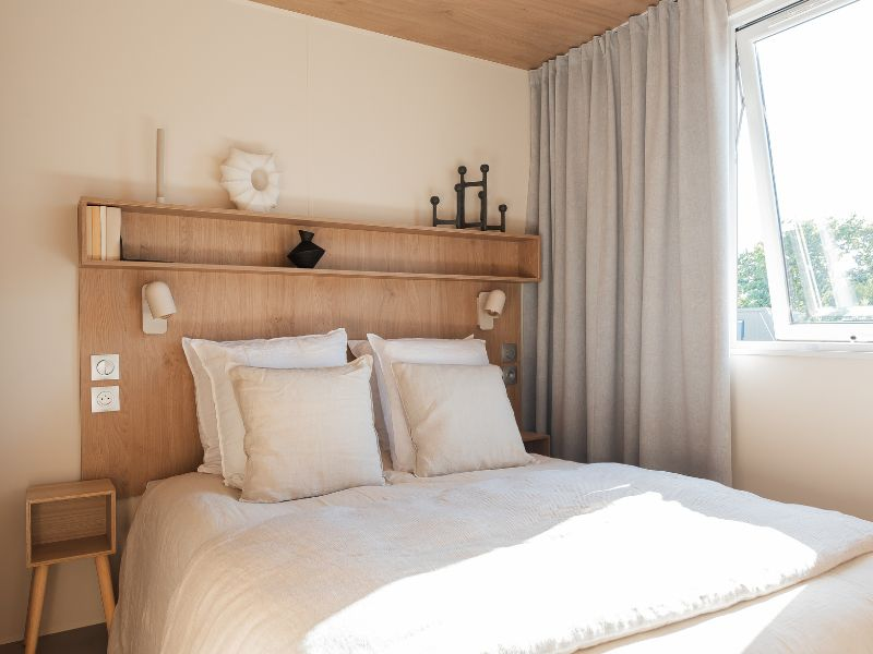 Chambre double avec lit queen size 160x200, rideaux h&ocirc;telier - Lodge &ouml; - c&ocirc;t&eacute; cuisine au  Domaine de Mesqueau pour vos vacances en Bretagne