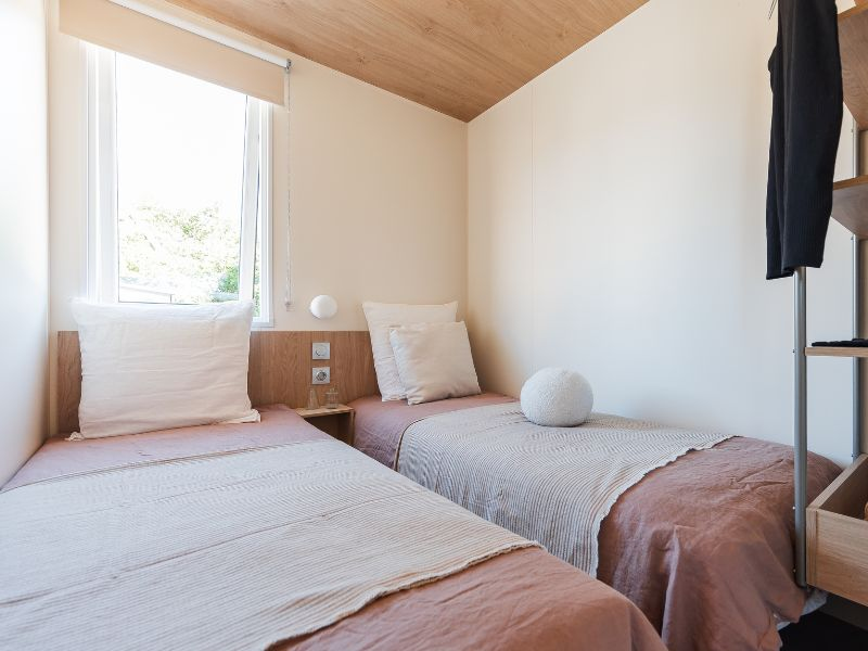 Chambre enfants avec 2 lits de 80x190- Lodge ö - côté cuisine au Domaine de Mesqueau pour vos vacances à Plougasnou